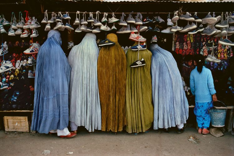 Afghan-Women-At-Shoe-Store-Kabul-Afghanistan1992-by-Steve-Mccurry-c04894