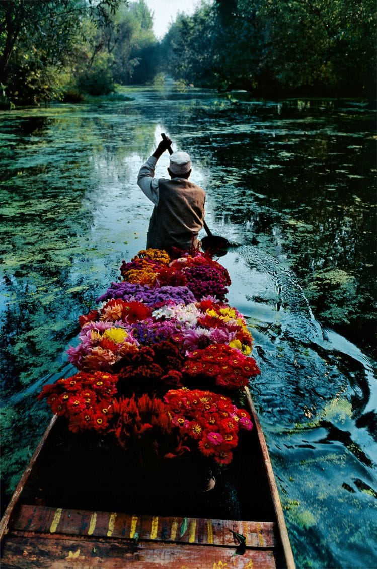 Flower-Seller-Dal-Lake-Srinagar-Kashmir-1996-by-Steve-Mccurry-c04932