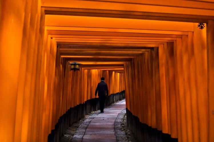 Fushimi-Inari-Shrine-Kyoto-Japan-2007-by-Steve-Mccurry-c04930