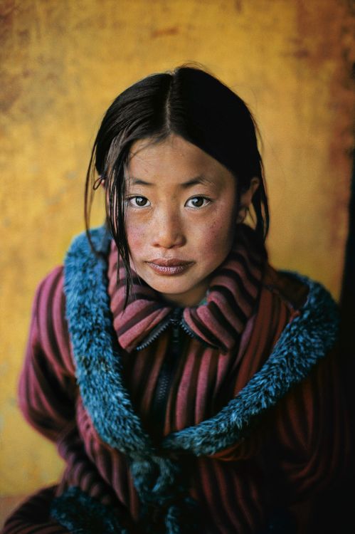 Girl-In-A-New-Coat-Xigaze-Tibet-2001-by-Steve-Mccurry-BHC0771