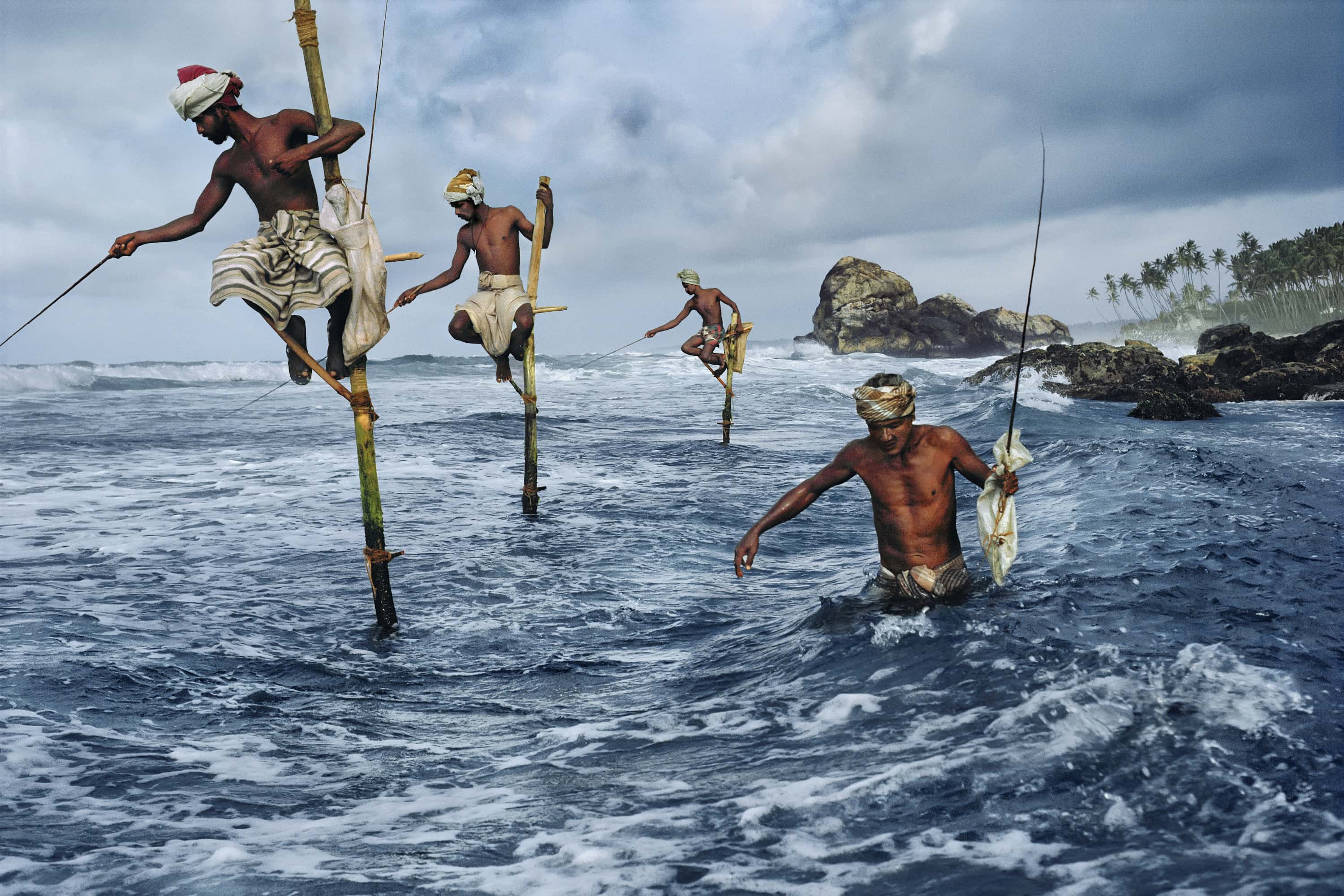 Fishermen-Weligama-South-Coast-Sri-Lanka-1995-by-Steve-Mccurry-c04910