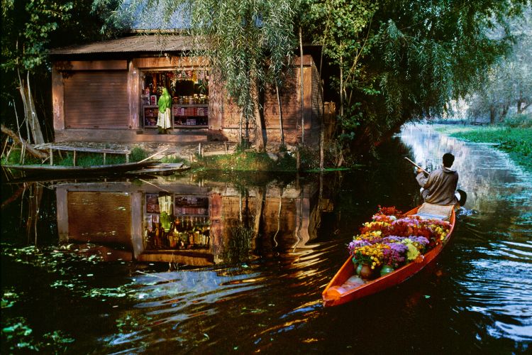 flower-vendor-on-dal-lake-1996-by-steve-mccurry-BHC1979