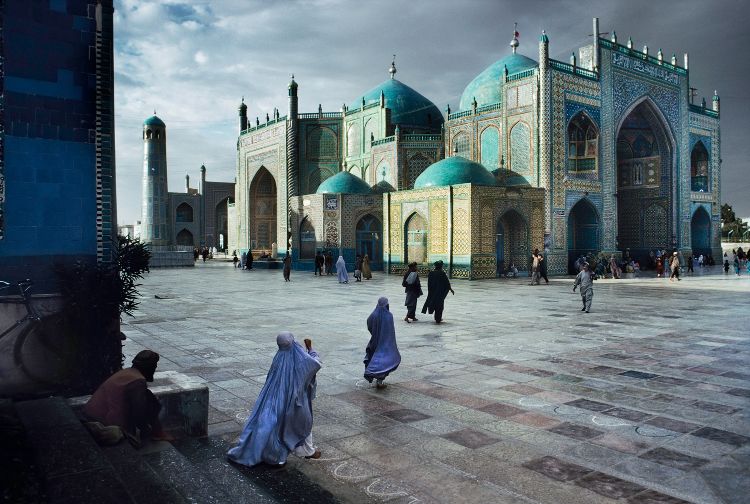 Salat at blue mosque steve mccurry