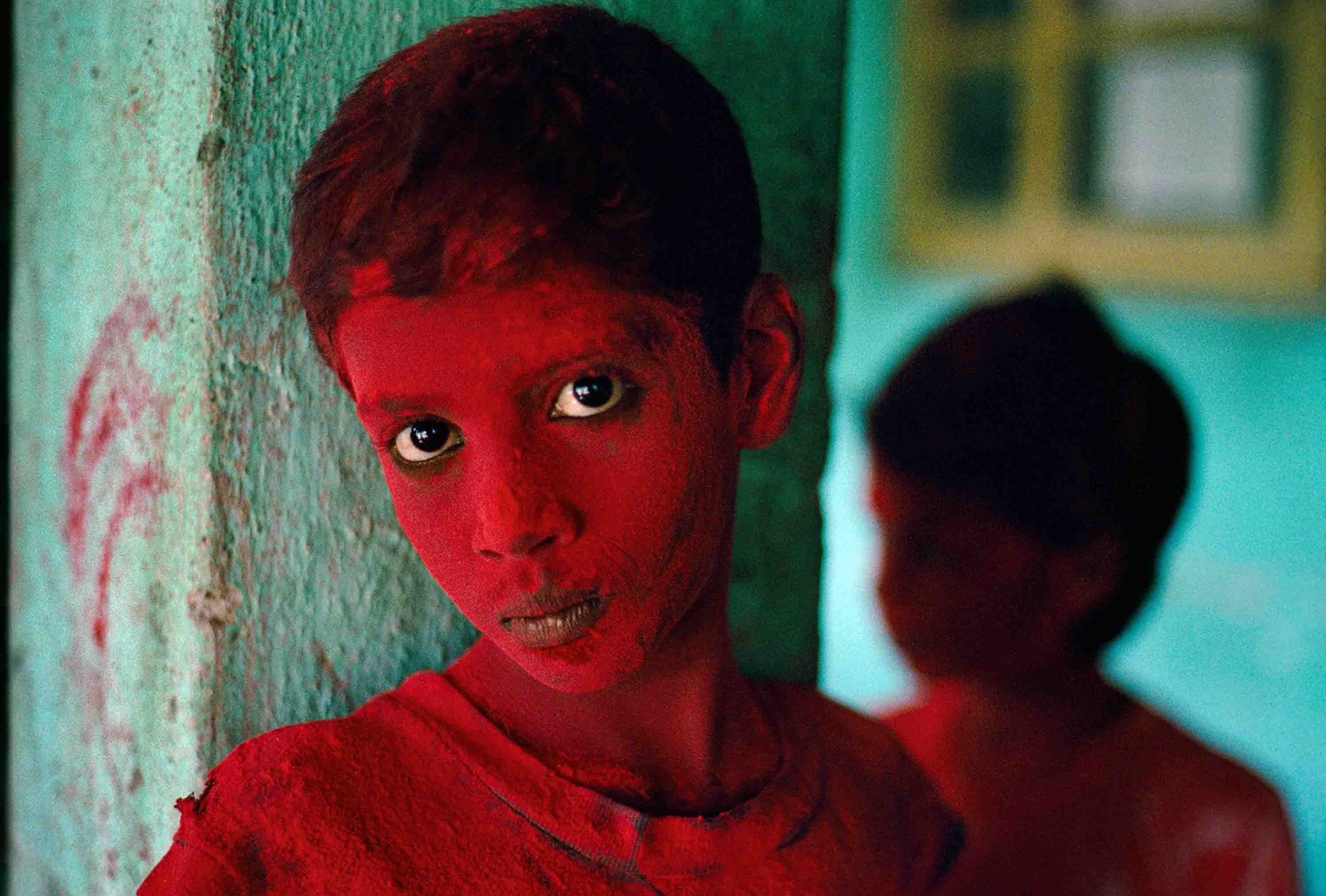 Steve McCurry: Red Boy, India