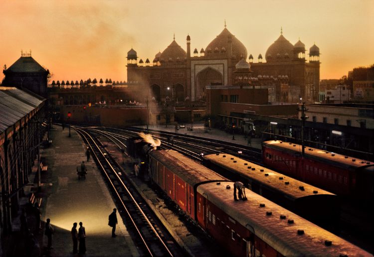 Train Station, Agra, India, 1983 steve mccurry
