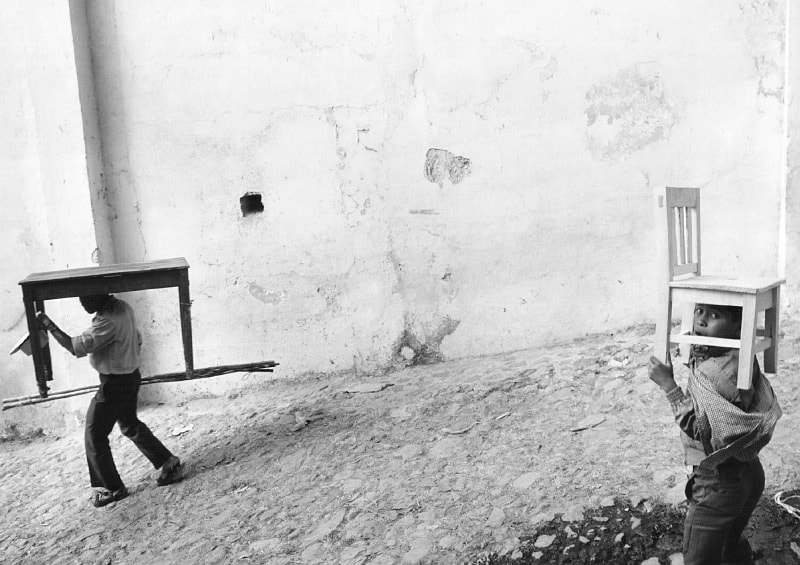 Flor Garduño, 'Mesa, silla y fotografía, Guatemala, 1989'