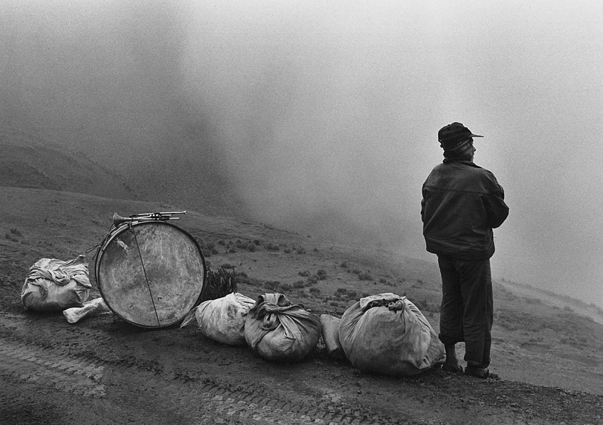 Flor Garduño, 'Musico en la Nada, Bolivia, 1990'
